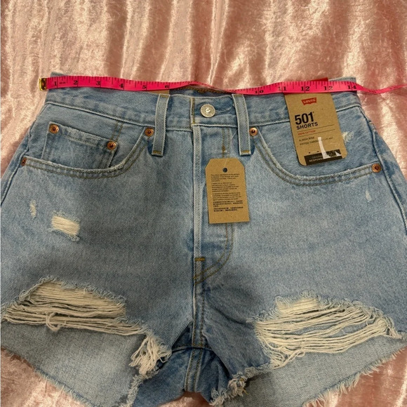 Levi's 501 High Waist Distressed Mom
Shorts - Light Wash numerous sizes - Picture 7 of 8